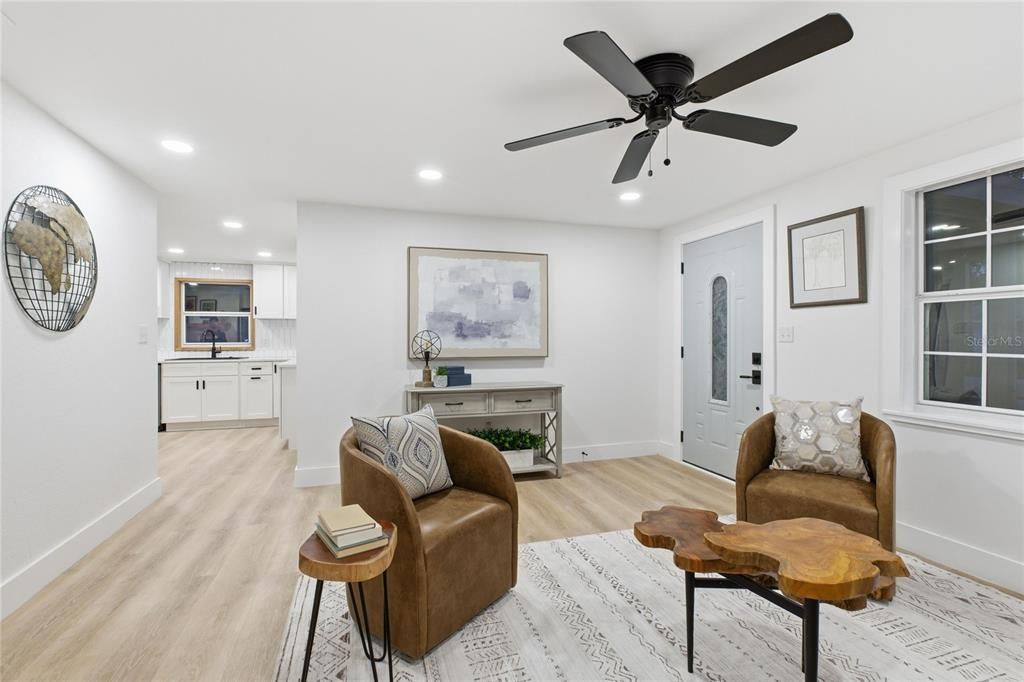 合同活跃: $335,000 (3 贝兹, 1 浴室, 1008 平方英尺)