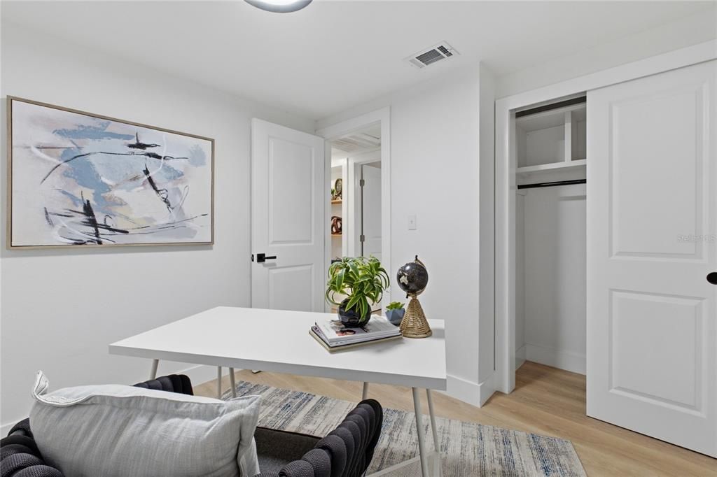 合同活跃: $335,000 (3 贝兹, 1 浴室, 1008 平方英尺)