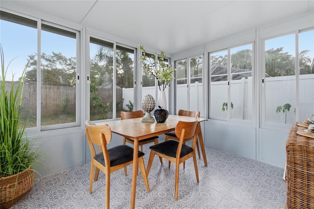 合同活跃: $335,000 (3 贝兹, 1 浴室, 1008 平方英尺)