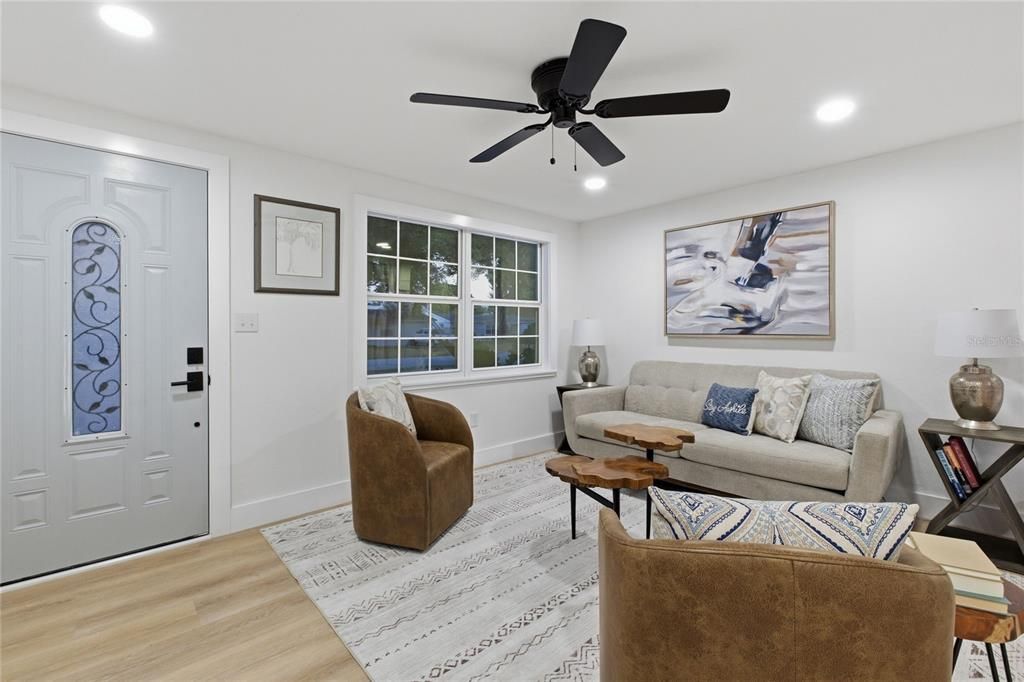 合同活跃: $335,000 (3 贝兹, 1 浴室, 1008 平方英尺)