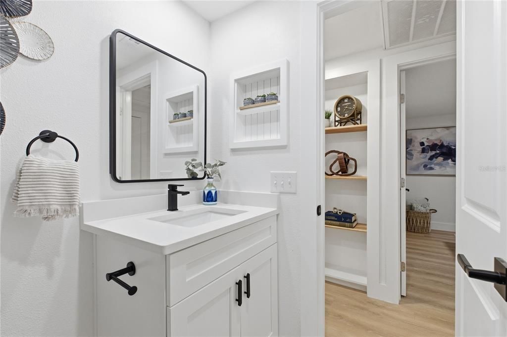 合同活跃: $335,000 (3 贝兹, 1 浴室, 1008 平方英尺)