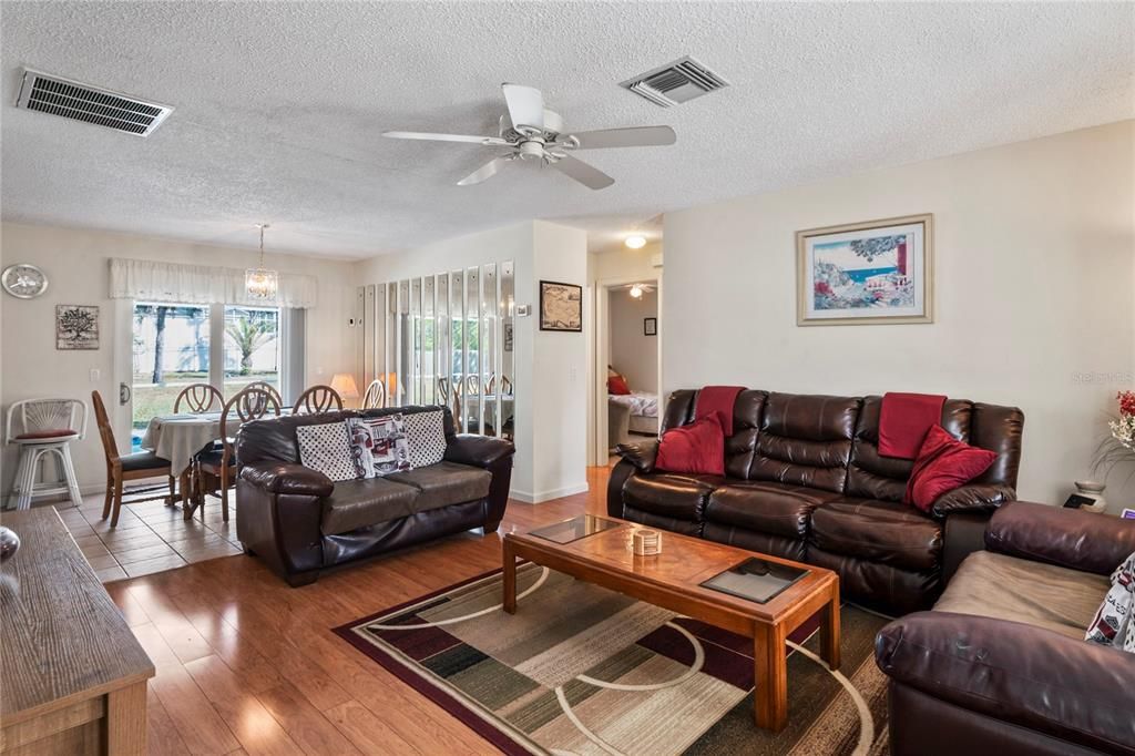 待售: $299,900 (3 贝兹, 2 浴室, 1114 平方英尺)