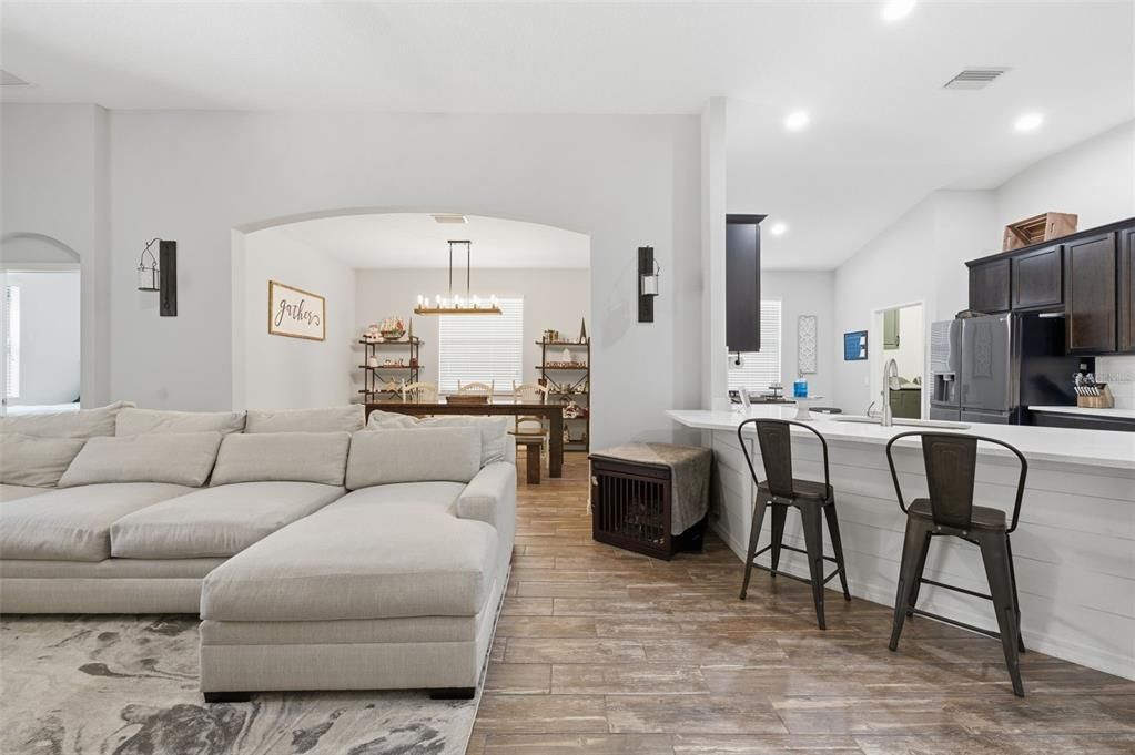 На продажу: $349,000 (4 спален, 2 ванн, 1894 Квадратных фут)