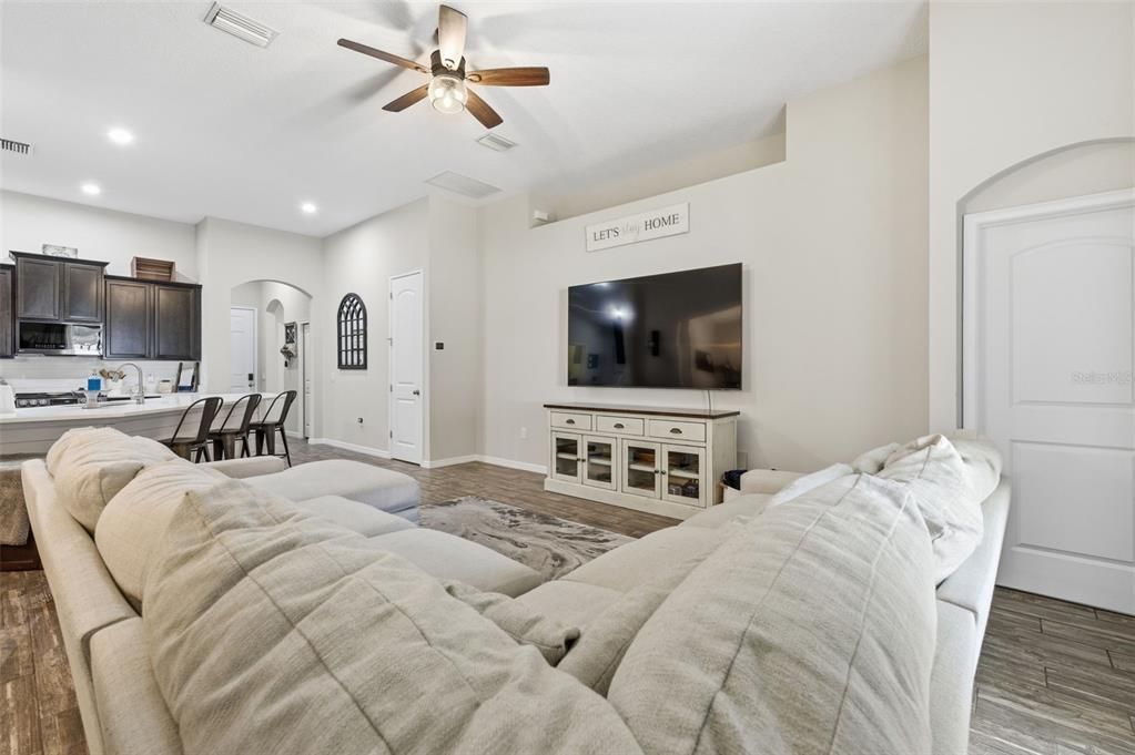 На продажу: $349,000 (4 спален, 2 ванн, 1894 Квадратных фут)