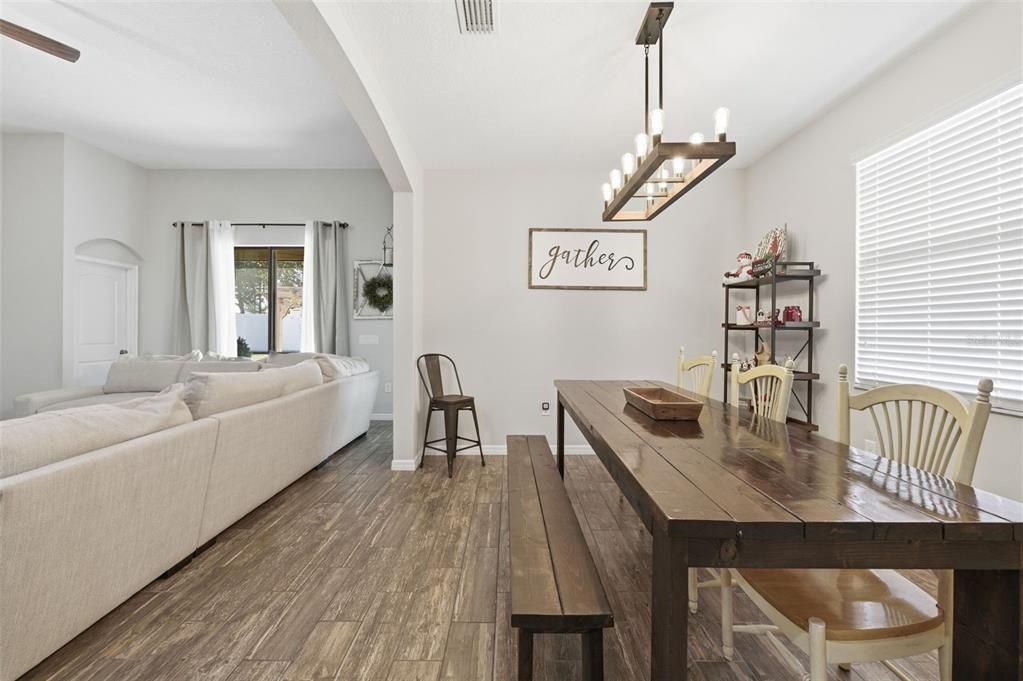 На продажу: $349,000 (4 спален, 2 ванн, 1894 Квадратных фут)