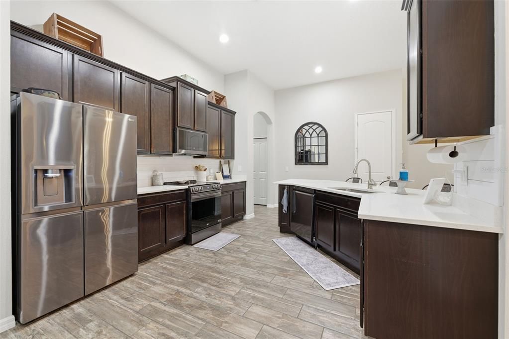 На продажу: $349,000 (4 спален, 2 ванн, 1894 Квадратных фут)