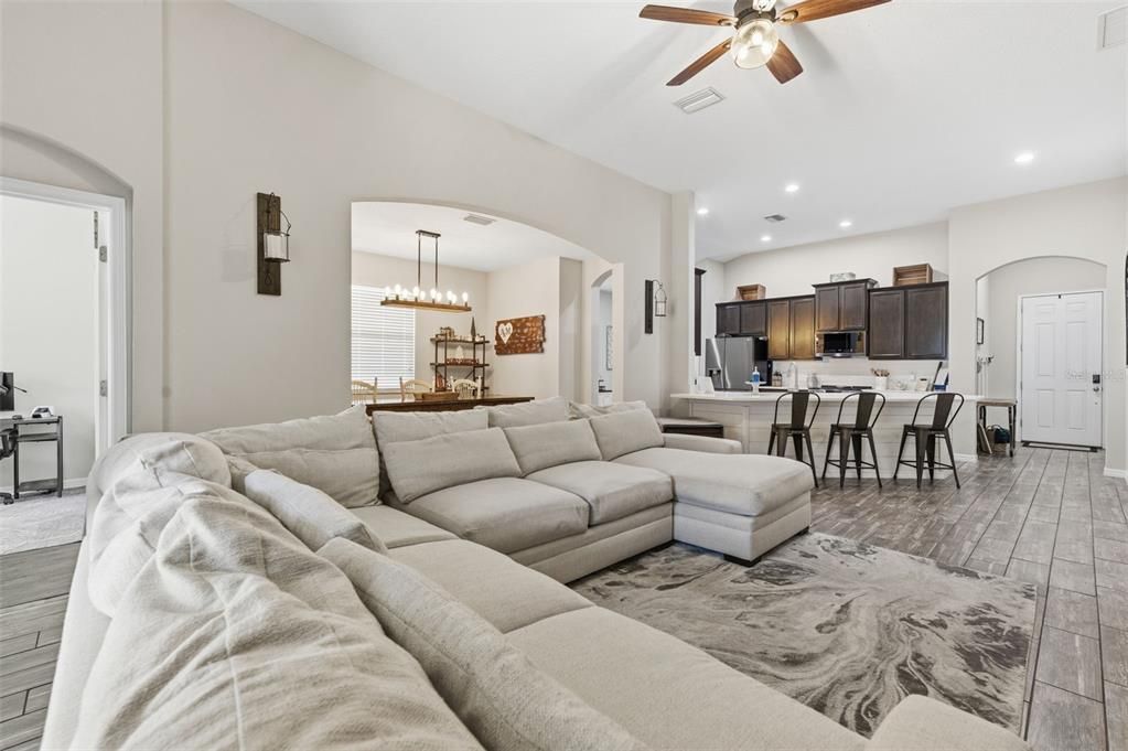 На продажу: $349,000 (4 спален, 2 ванн, 1894 Квадратных фут)