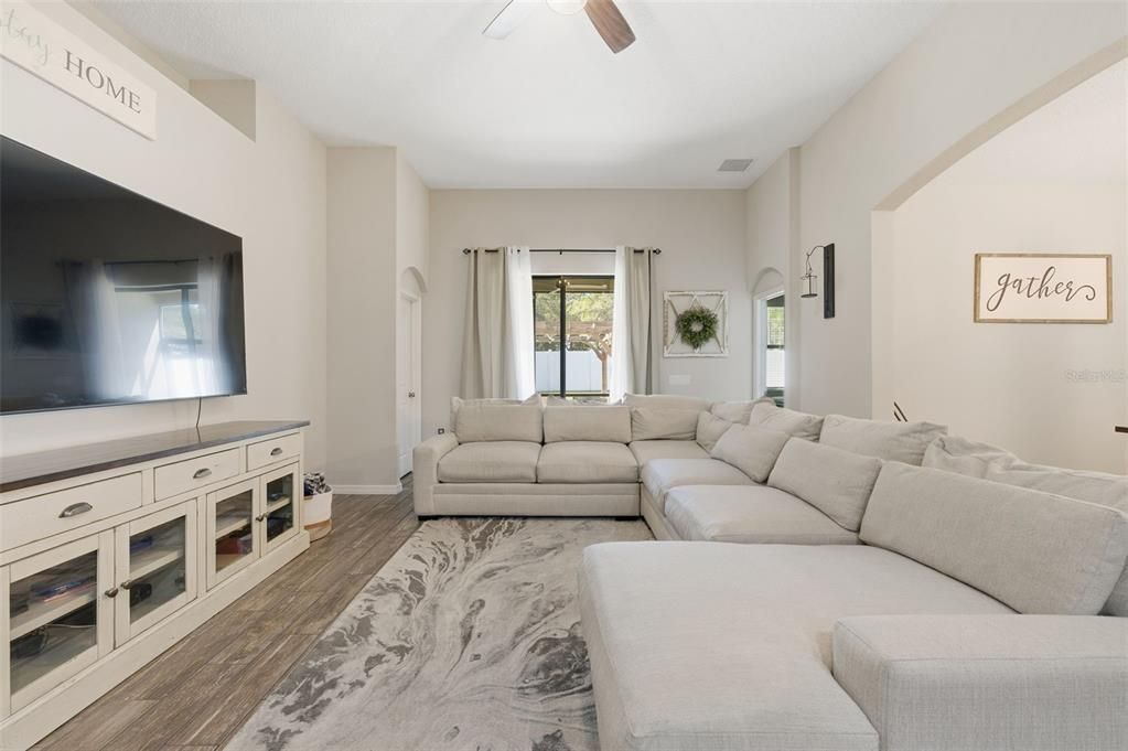 На продажу: $349,000 (4 спален, 2 ванн, 1894 Квадратных фут)