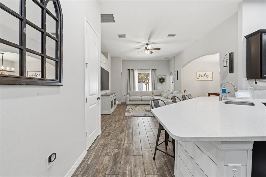 На продажу: $349,000 (4 спален, 2 ванн, 1894 Квадратных фут)