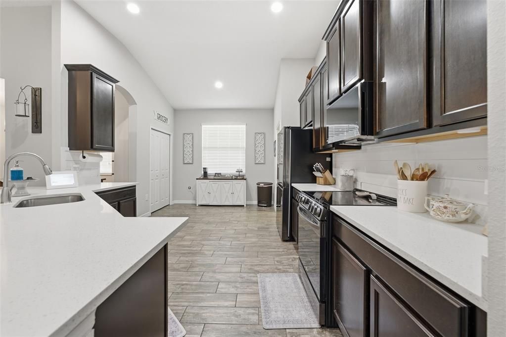 На продажу: $349,000 (4 спален, 2 ванн, 1894 Квадратных фут)