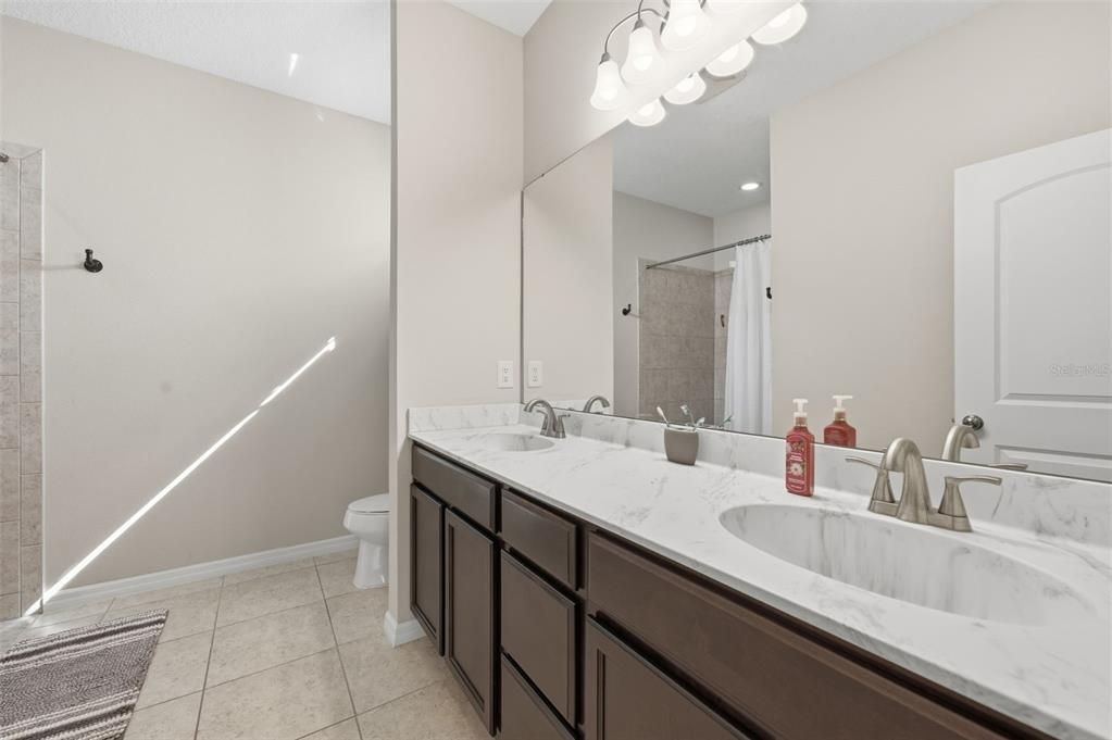 На продажу: $349,000 (4 спален, 2 ванн, 1894 Квадратных фут)