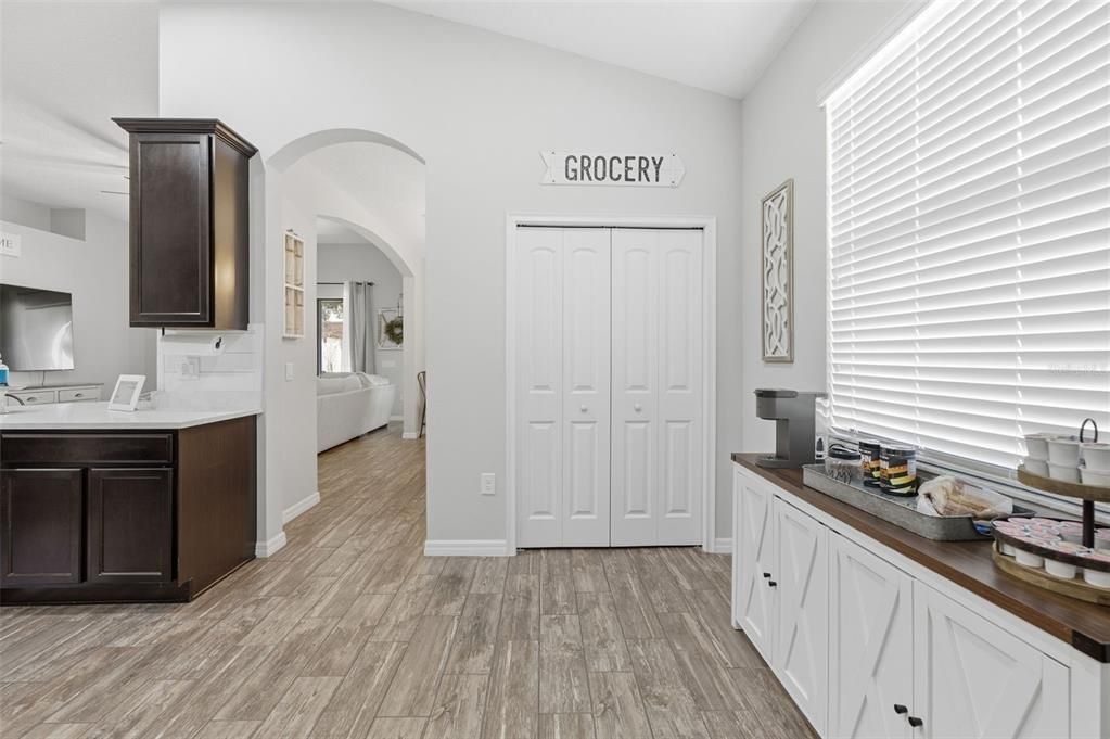 На продажу: $349,000 (4 спален, 2 ванн, 1894 Квадратных фут)