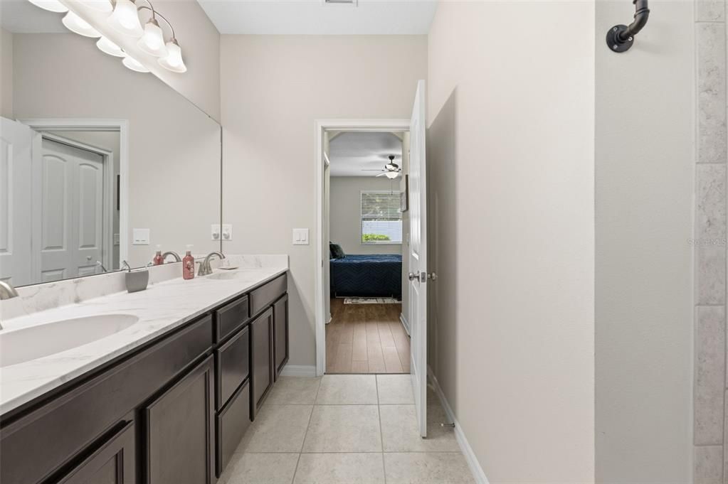 На продажу: $349,000 (4 спален, 2 ванн, 1894 Квадратных фут)