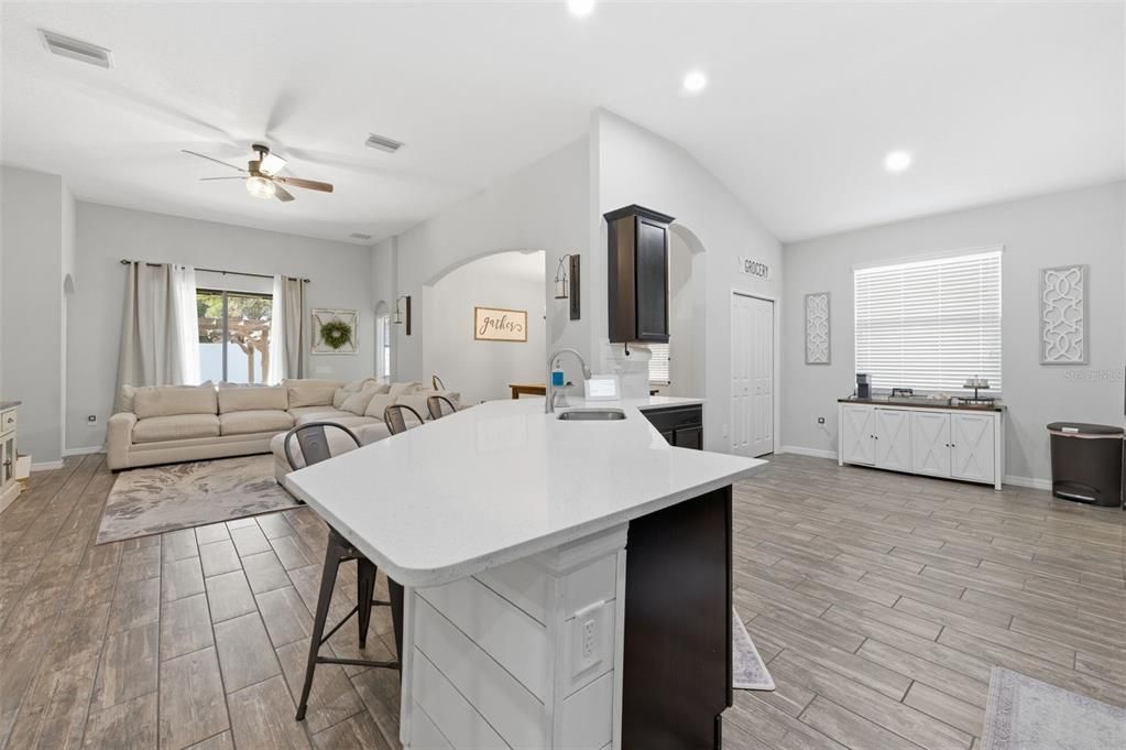 На продажу: $349,000 (4 спален, 2 ванн, 1894 Квадратных фут)