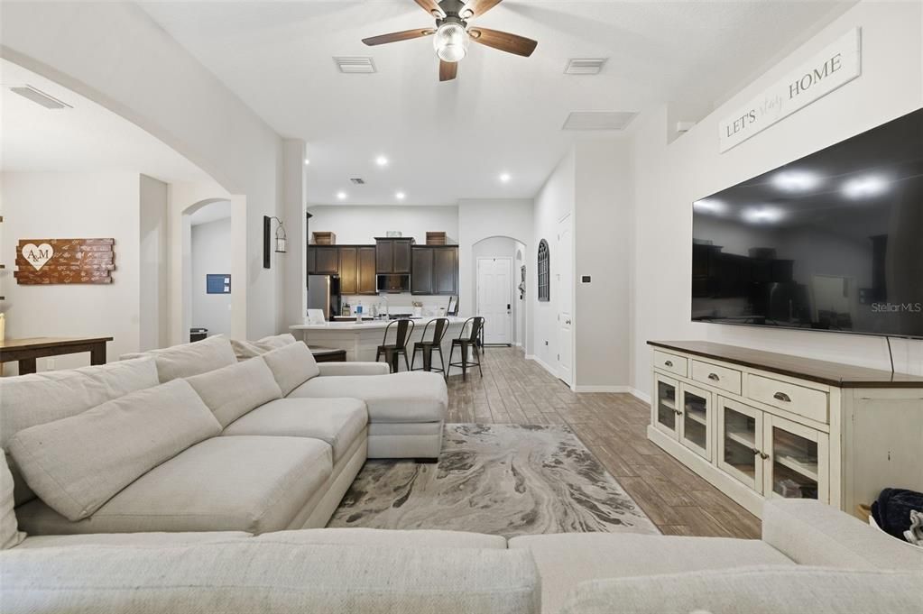 На продажу: $349,000 (4 спален, 2 ванн, 1894 Квадратных фут)