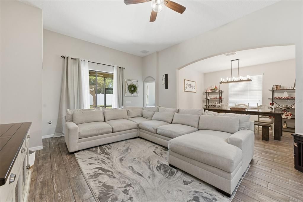 На продажу: $349,000 (4 спален, 2 ванн, 1894 Квадратных фут)