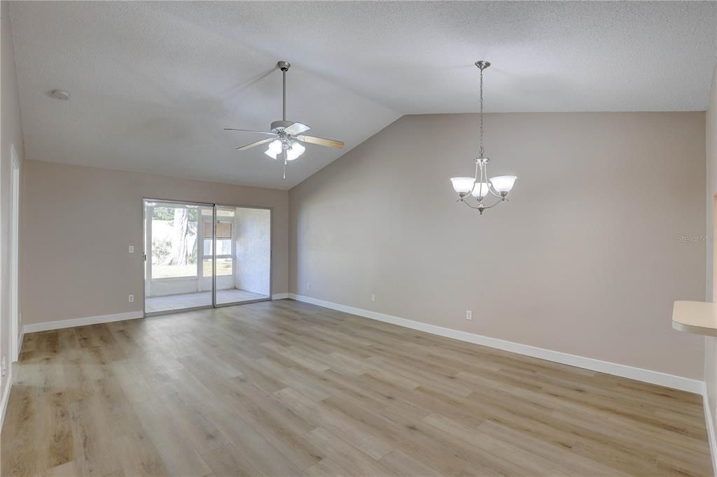 合同活跃: $175,000 (2 贝兹, 2 浴室, 915 平方英尺)