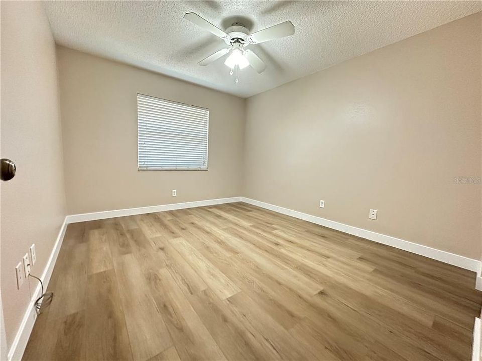 合同活跃: $175,000 (2 贝兹, 2 浴室, 915 平方英尺)