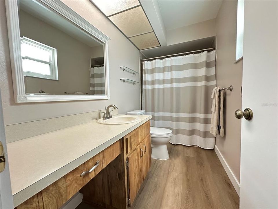 合同活跃: $175,000 (2 贝兹, 2 浴室, 915 平方英尺)