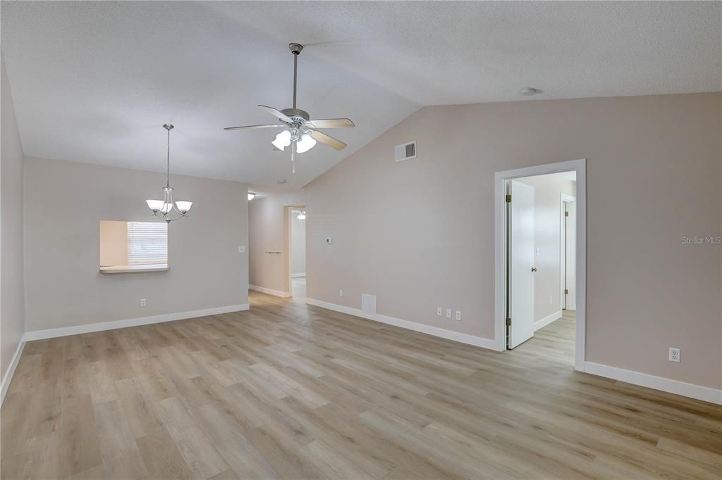 合同活跃: $175,000 (2 贝兹, 2 浴室, 915 平方英尺)