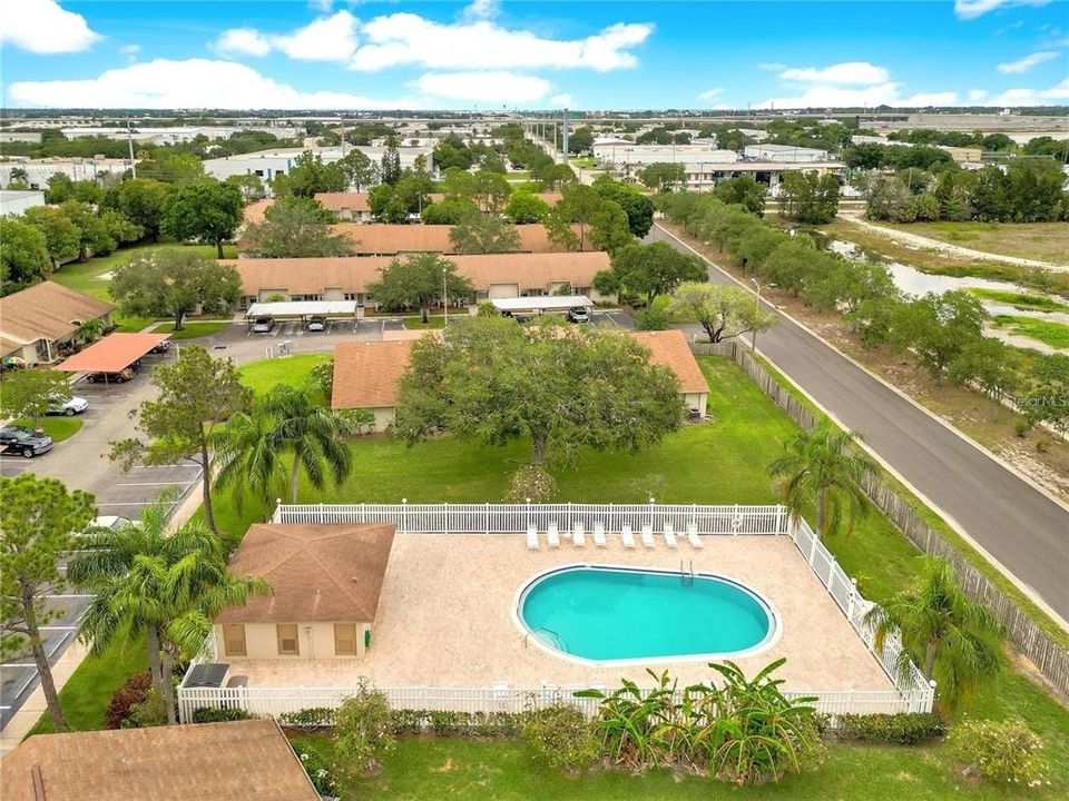 合同活跃: $175,000 (2 贝兹, 2 浴室, 915 平方英尺)