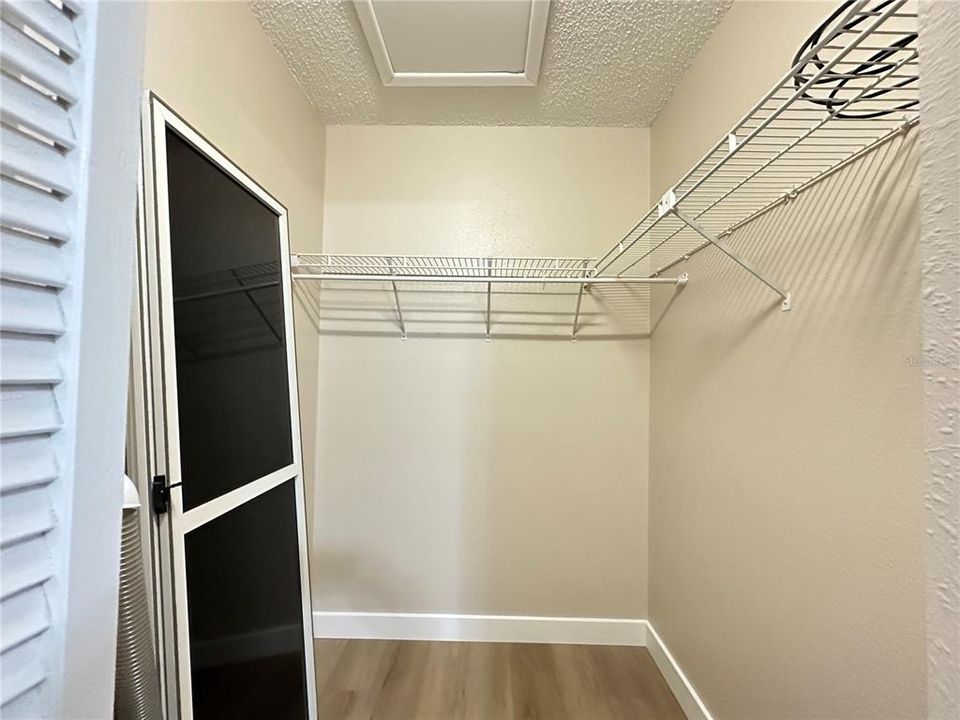 合同活跃: $175,000 (2 贝兹, 2 浴室, 915 平方英尺)