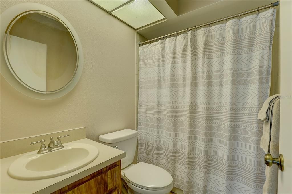 合同活跃: $175,000 (2 贝兹, 2 浴室, 915 平方英尺)