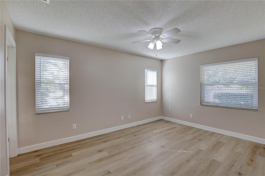 合同活跃: $175,000 (2 贝兹, 2 浴室, 915 平方英尺)