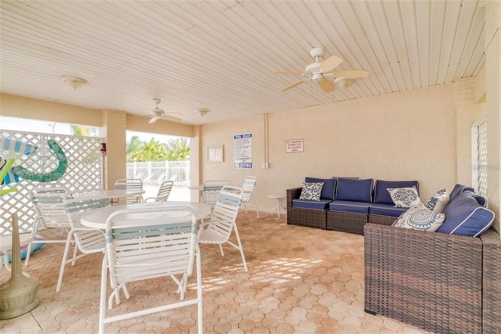 合同活跃: $175,000 (2 贝兹, 2 浴室, 915 平方英尺)