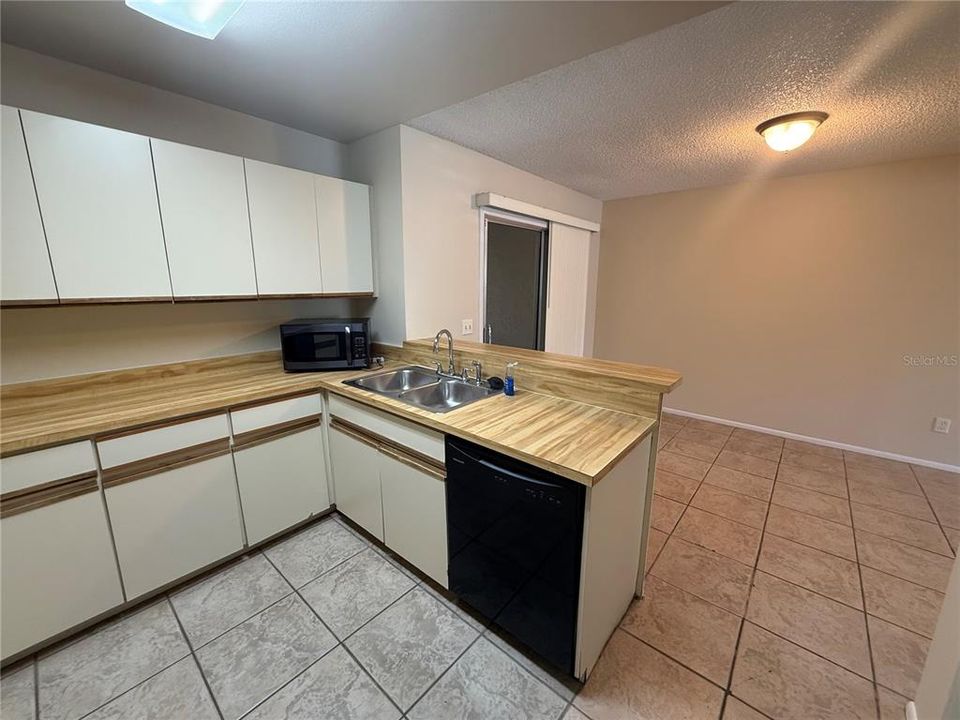 For Sale: $255,000 (2 beds, 1 baths, 1144 Square Feet)