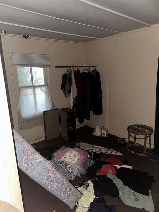 For Sale: $89,999 (4 beds, 1 baths, 990 Square Feet)