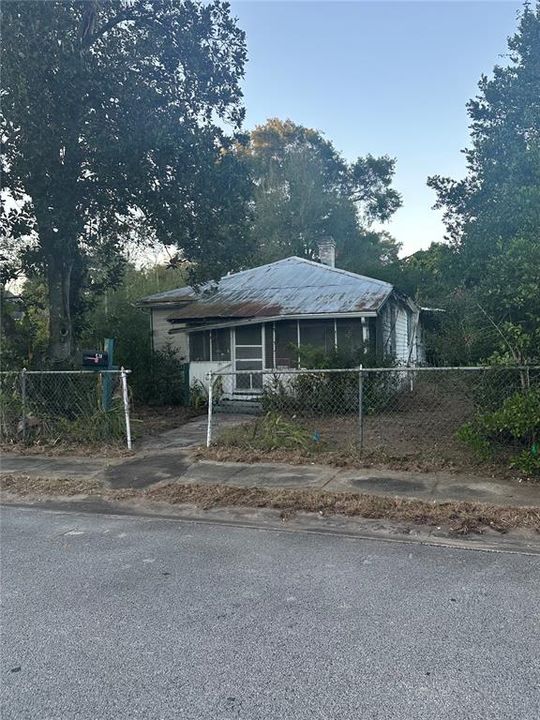 For Sale: $89,999 (4 beds, 1 baths, 990 Square Feet)