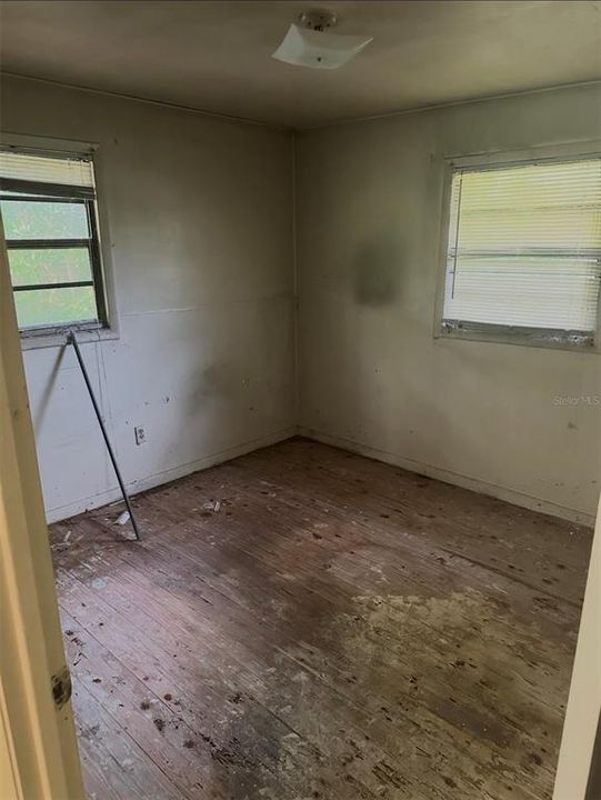 For Sale: $89,999 (4 beds, 1 baths, 990 Square Feet)