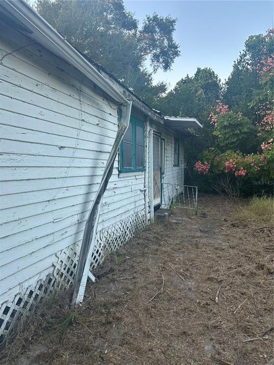 For Sale: $89,999 (4 beds, 1 baths, 990 Square Feet)