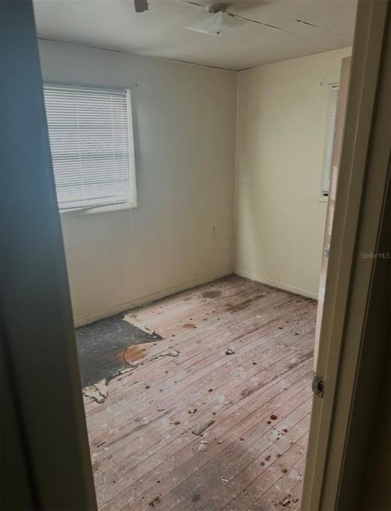 For Sale: $89,999 (4 beds, 1 baths, 990 Square Feet)