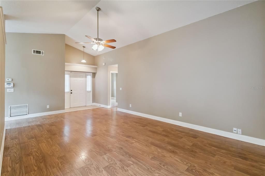 En Venta: $414,998 (3 camas, 2 baños, 1619 Pies cuadrados)