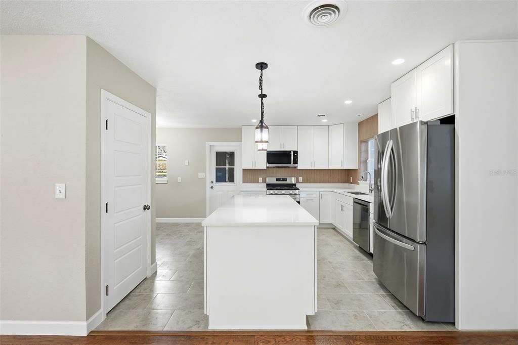 Active With Contract: $275,000 (3 beds, 2 baths, 1722 Square Feet)