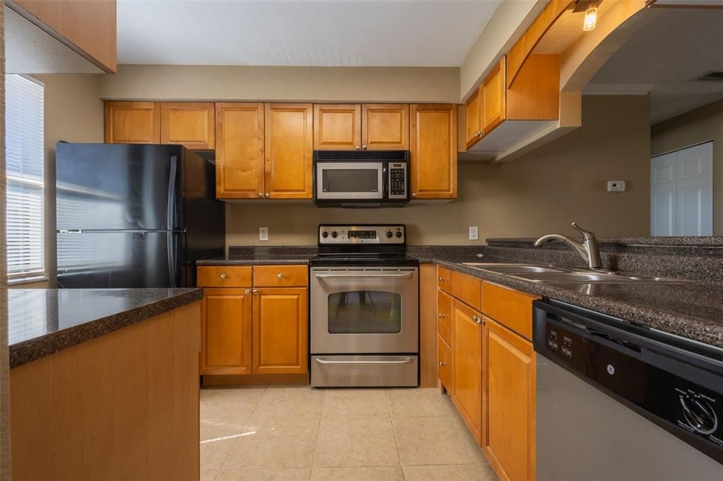 For Sale: $172,999 (2 beds, 2 baths, 901 Square Feet)
