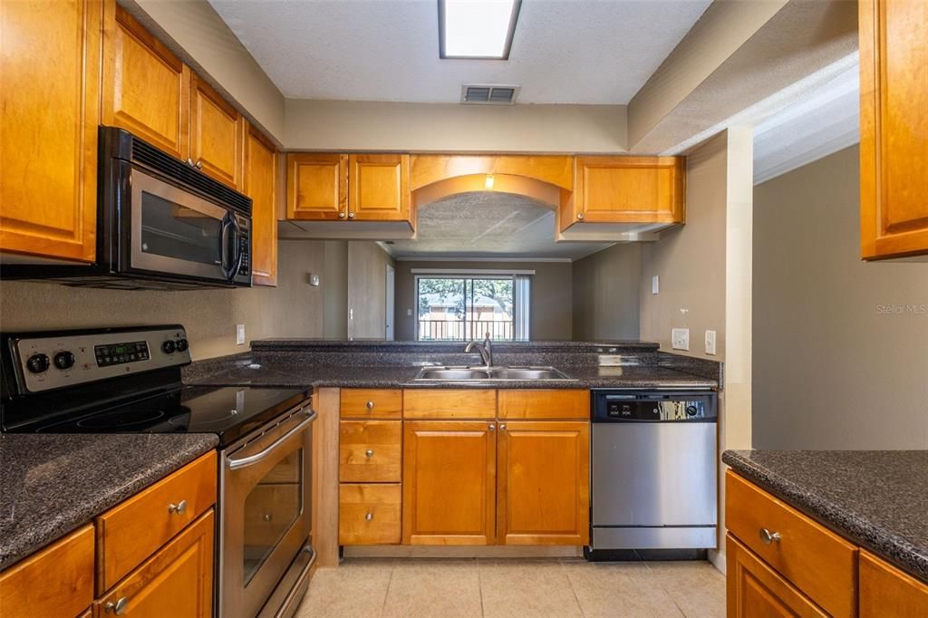 For Sale: $172,999 (2 beds, 2 baths, 901 Square Feet)