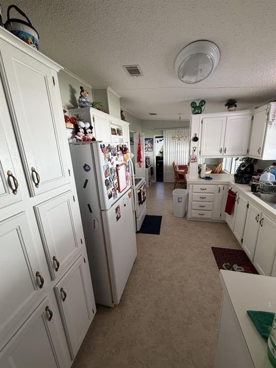 合同活跃: $165,000 (2 贝兹, 2 浴室, 1214 平方英尺)