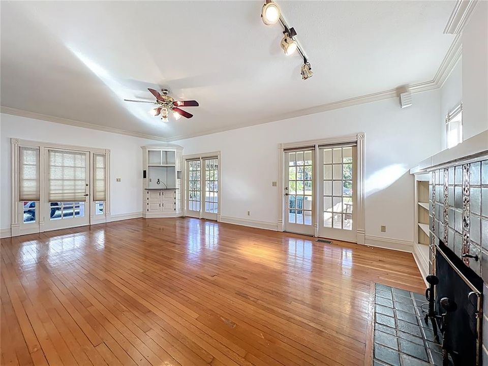 For Sale: $733,000 (4 beds, 3 baths, 2453 Square Feet)