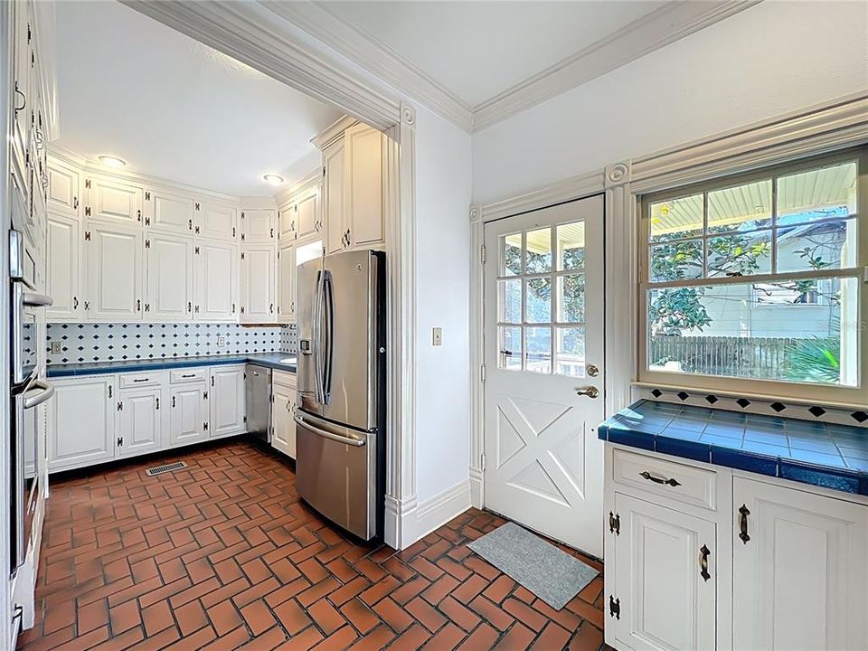 For Sale: $733,000 (4 beds, 3 baths, 2453 Square Feet)