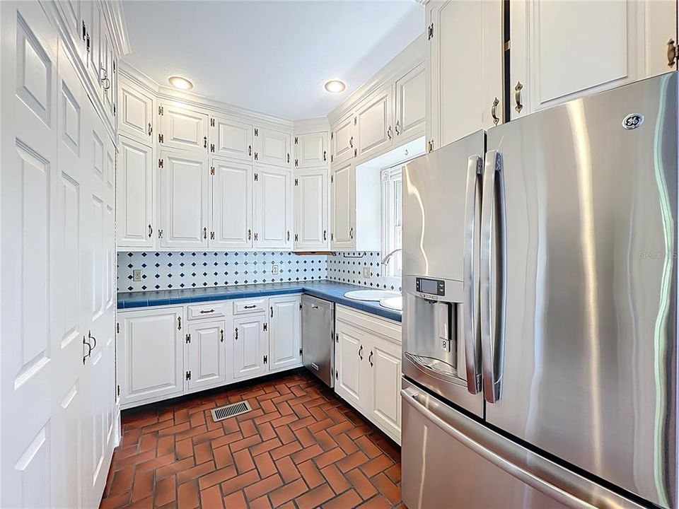 For Sale: $733,000 (4 beds, 3 baths, 2453 Square Feet)