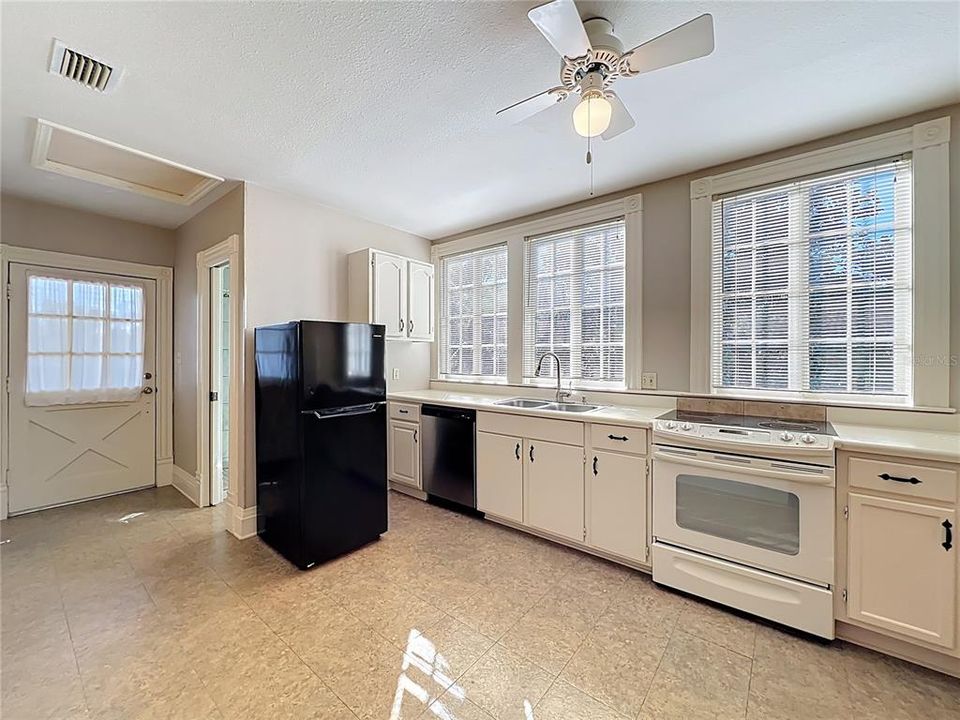 For Sale: $733,000 (4 beds, 3 baths, 2453 Square Feet)