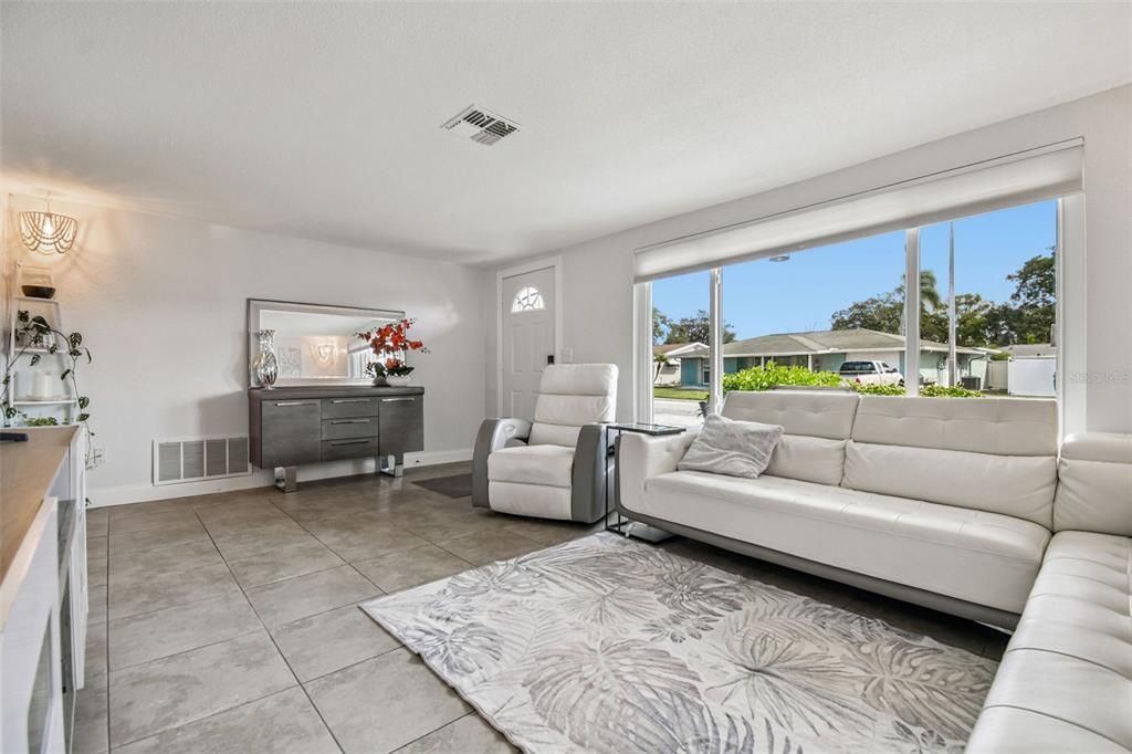 For Sale: $349,900 (3 beds, 2 baths, 1307 Square Feet)