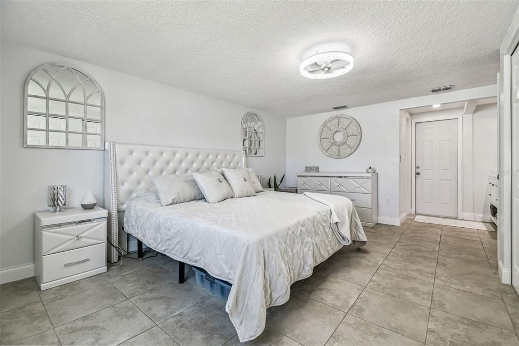 For Sale: $349,900 (3 beds, 2 baths, 1307 Square Feet)