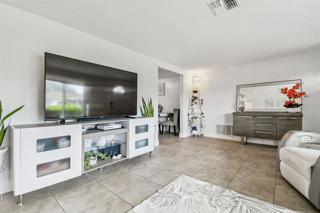 For Sale: $349,900 (3 beds, 2 baths, 1307 Square Feet)