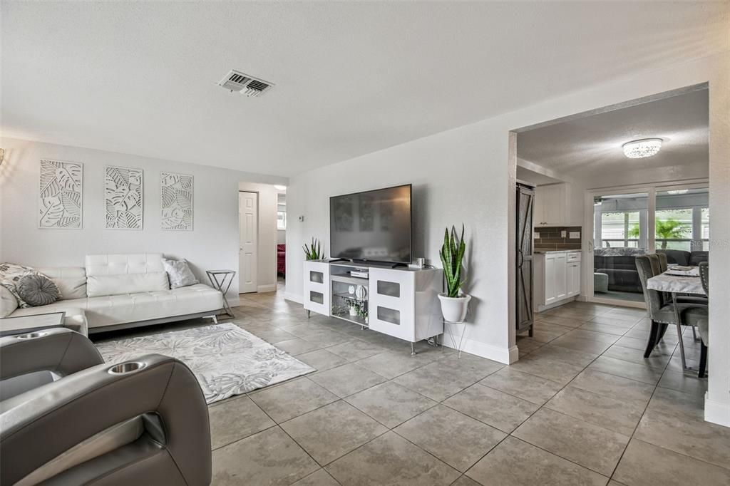 For Sale: $349,900 (3 beds, 2 baths, 1307 Square Feet)