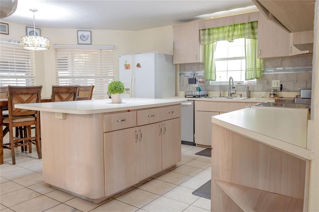 待售: $329,000 (4 贝兹, 2 浴室, 2206 平方英尺)