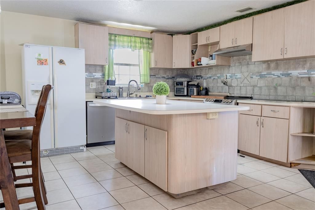 待售: $329,000 (4 贝兹, 2 浴室, 2206 平方英尺)